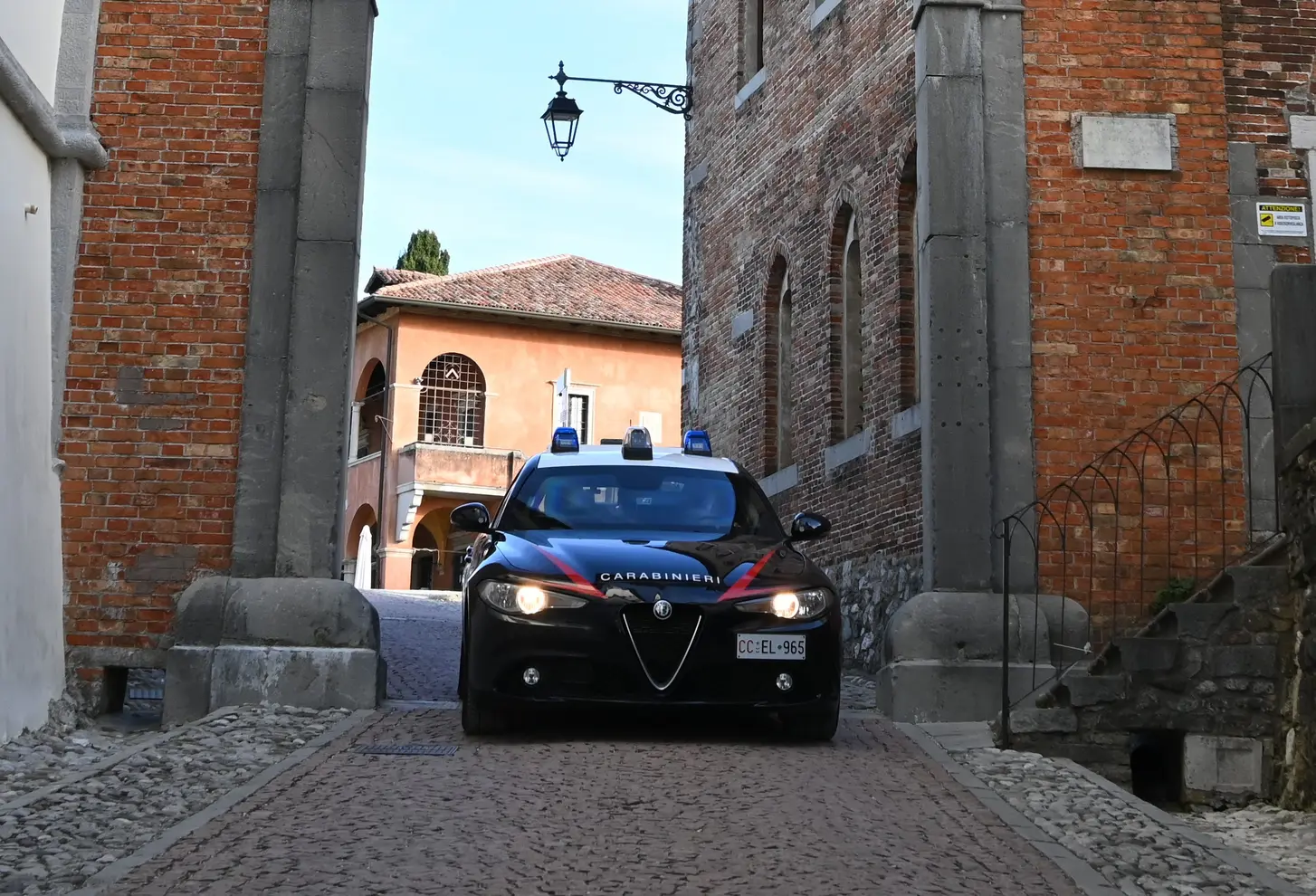 Udine: evade dai domiciliari e aggredisce donna, arrestato