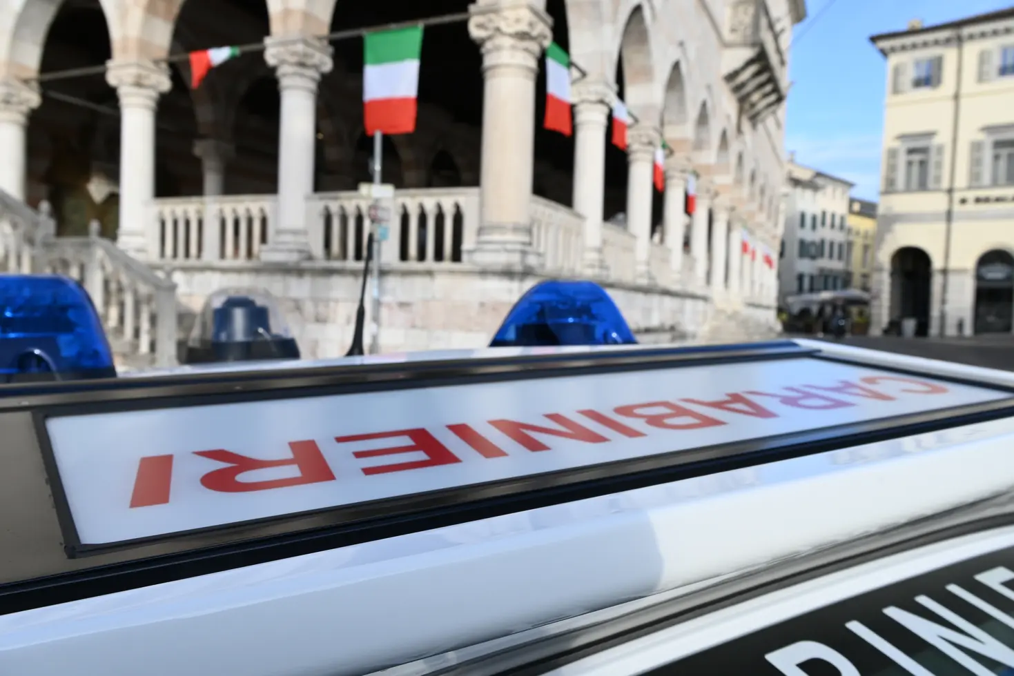 Udine: lite finisce con un sasso contro un'auto parcheggiata