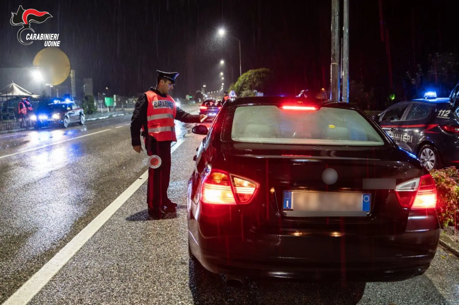 Udine: uomo ubriaco importuna clienti, denunciato dai Carabinieri