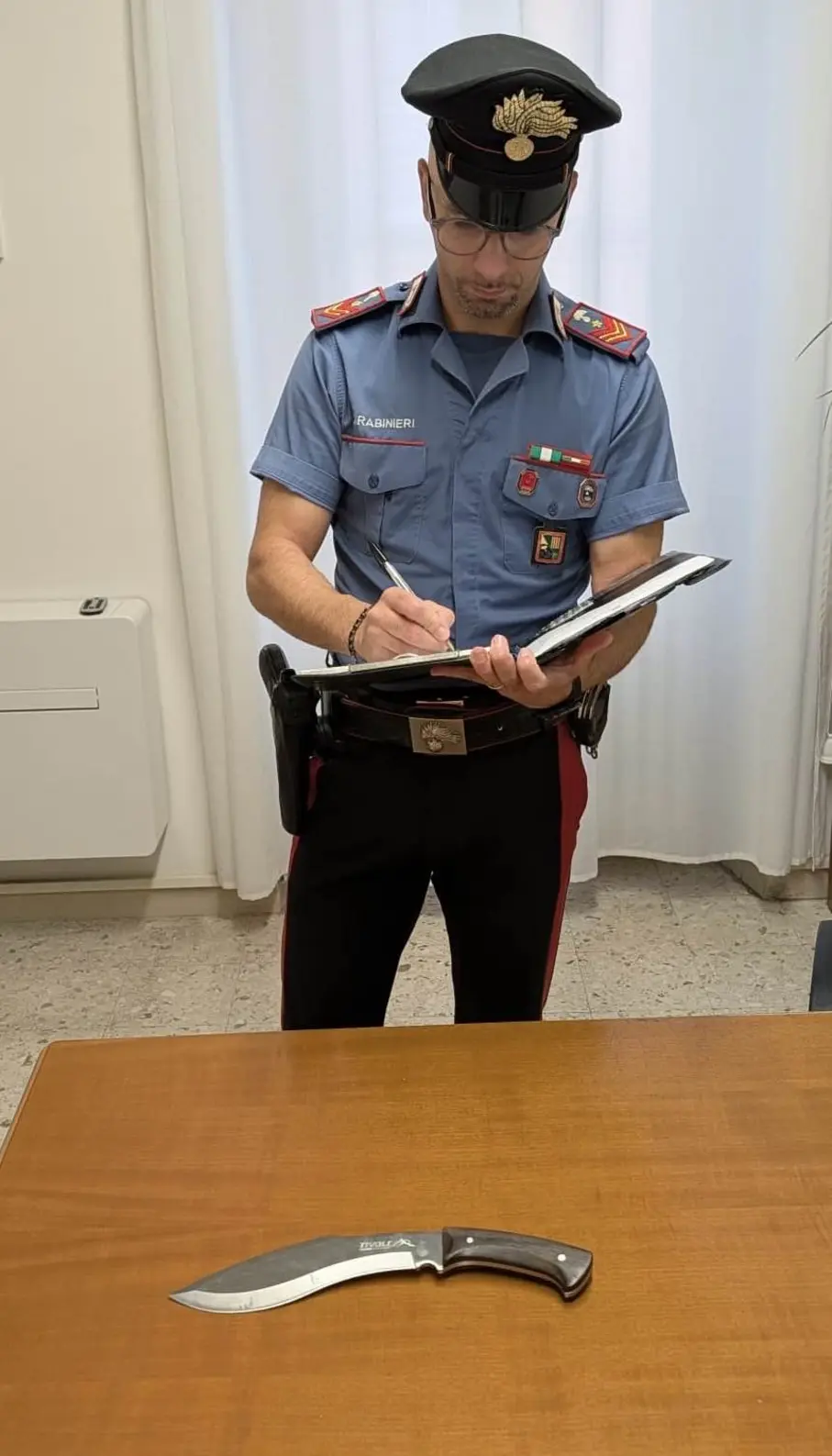 Umbertide: carabiniere libero dal servizio interviene contro aggressione con coltello