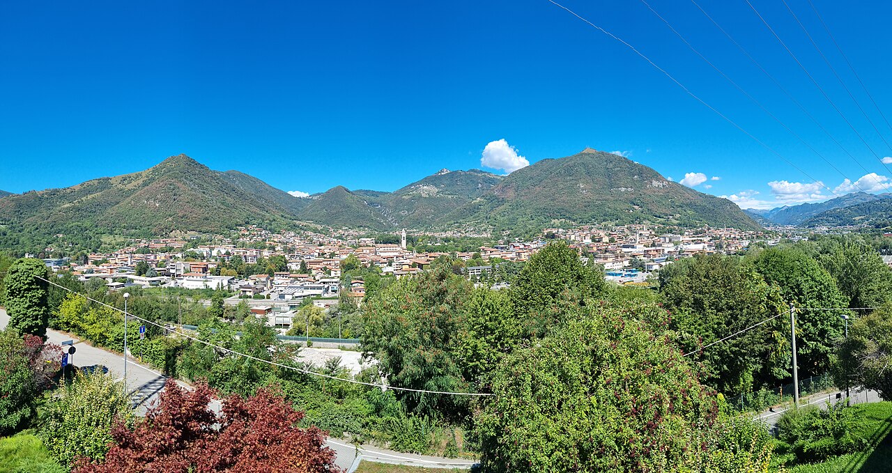 Pradalunga: Tir bloccato in curva, via Gritti chiusa