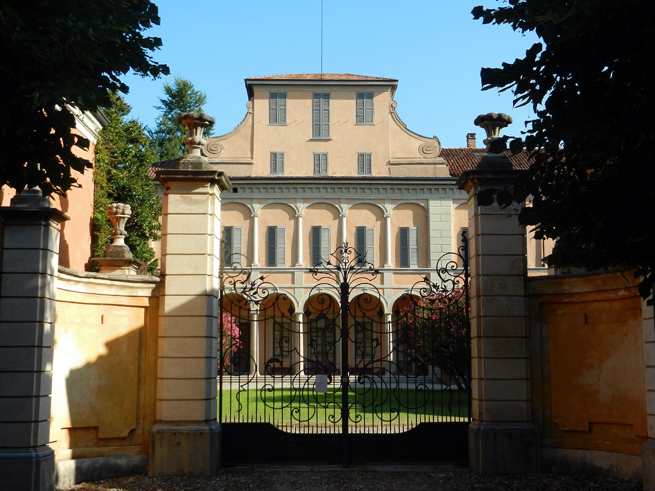 Ex sindaco minacciato: raid vandalico a Bussero