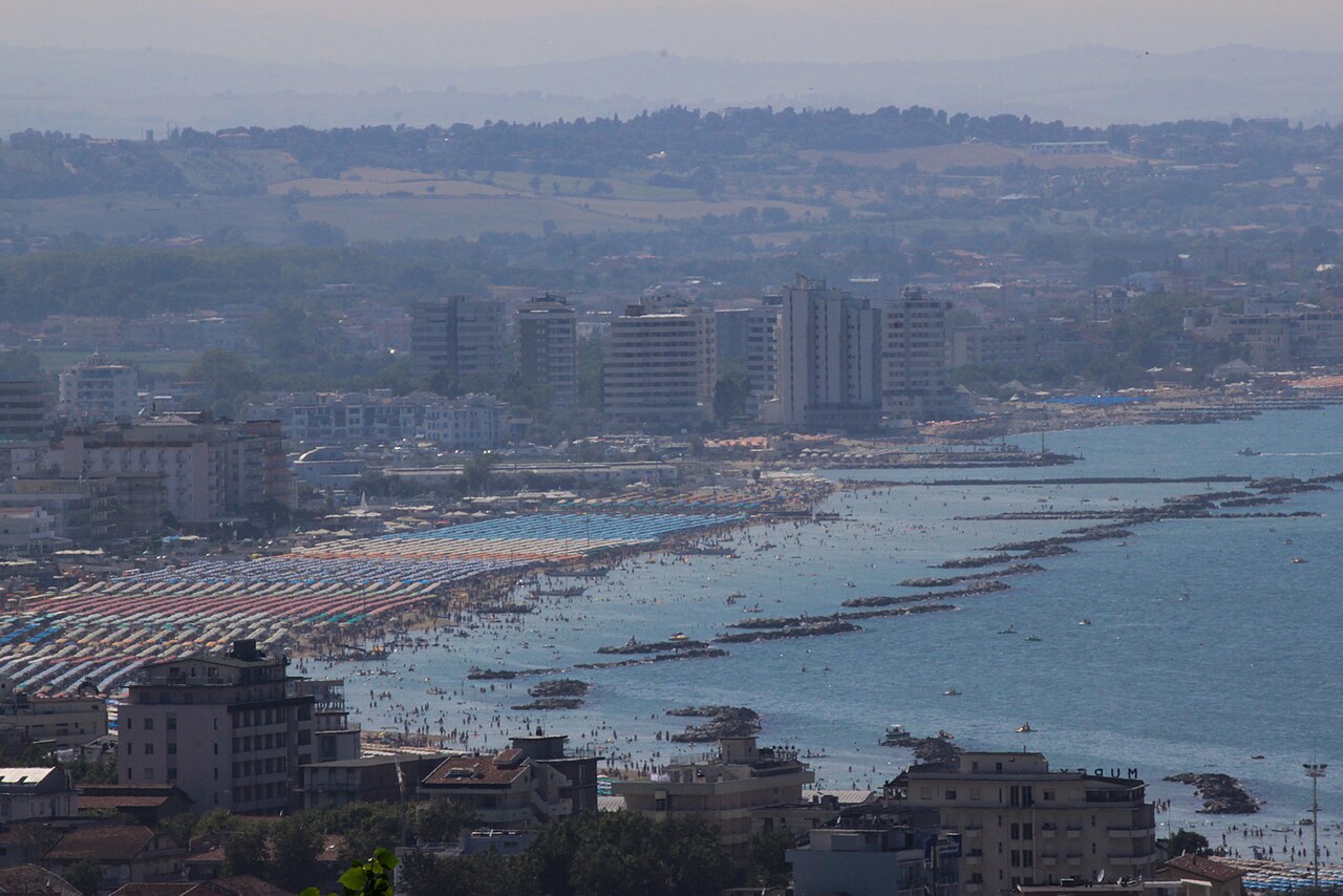 Cattolica si illumina con luci felliniane