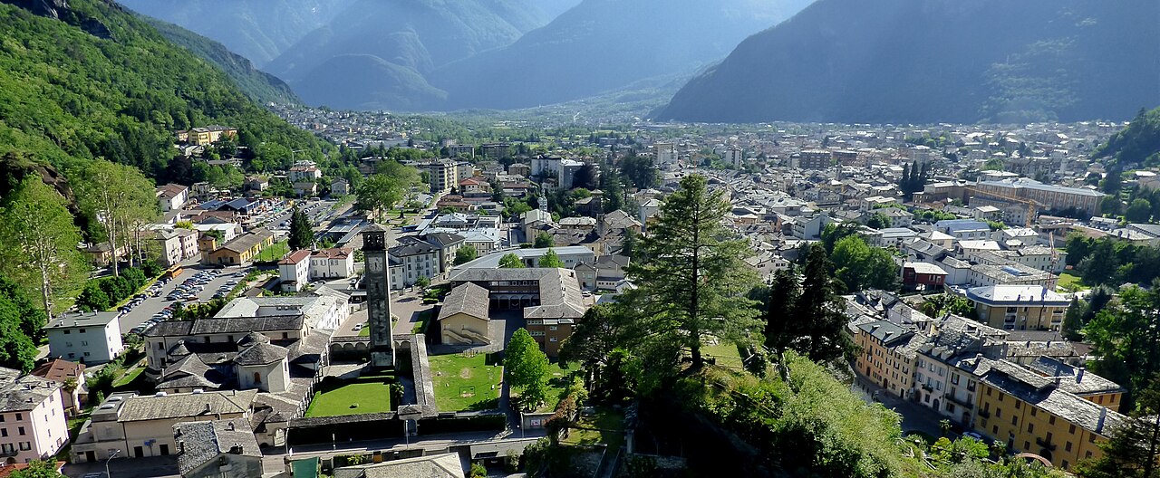 Chiavenna: aquile in lotta in centro, intervento dei soccorsi