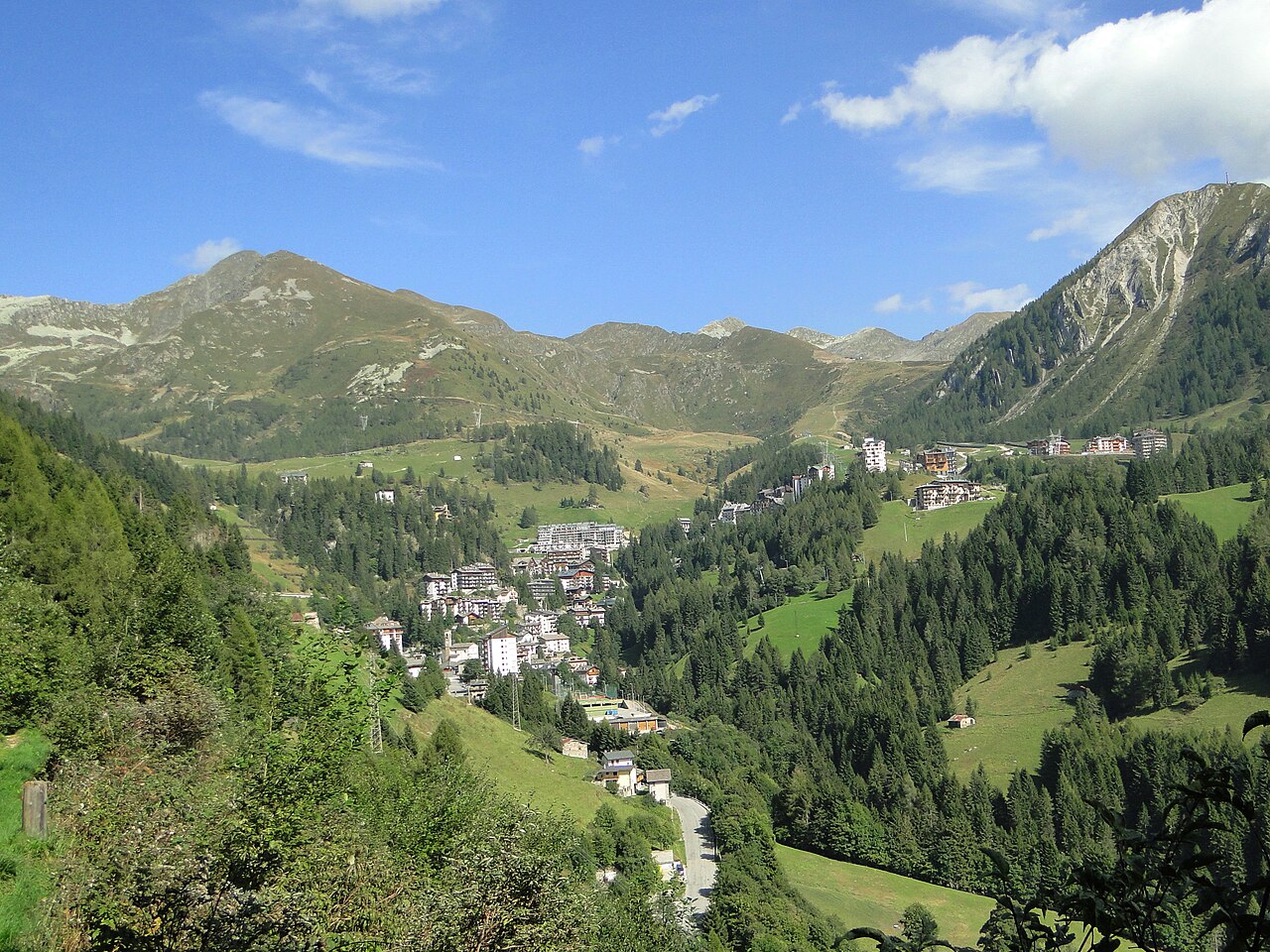 Foppolo: scialpinisti travolti da valanga, soccorso un 36enne