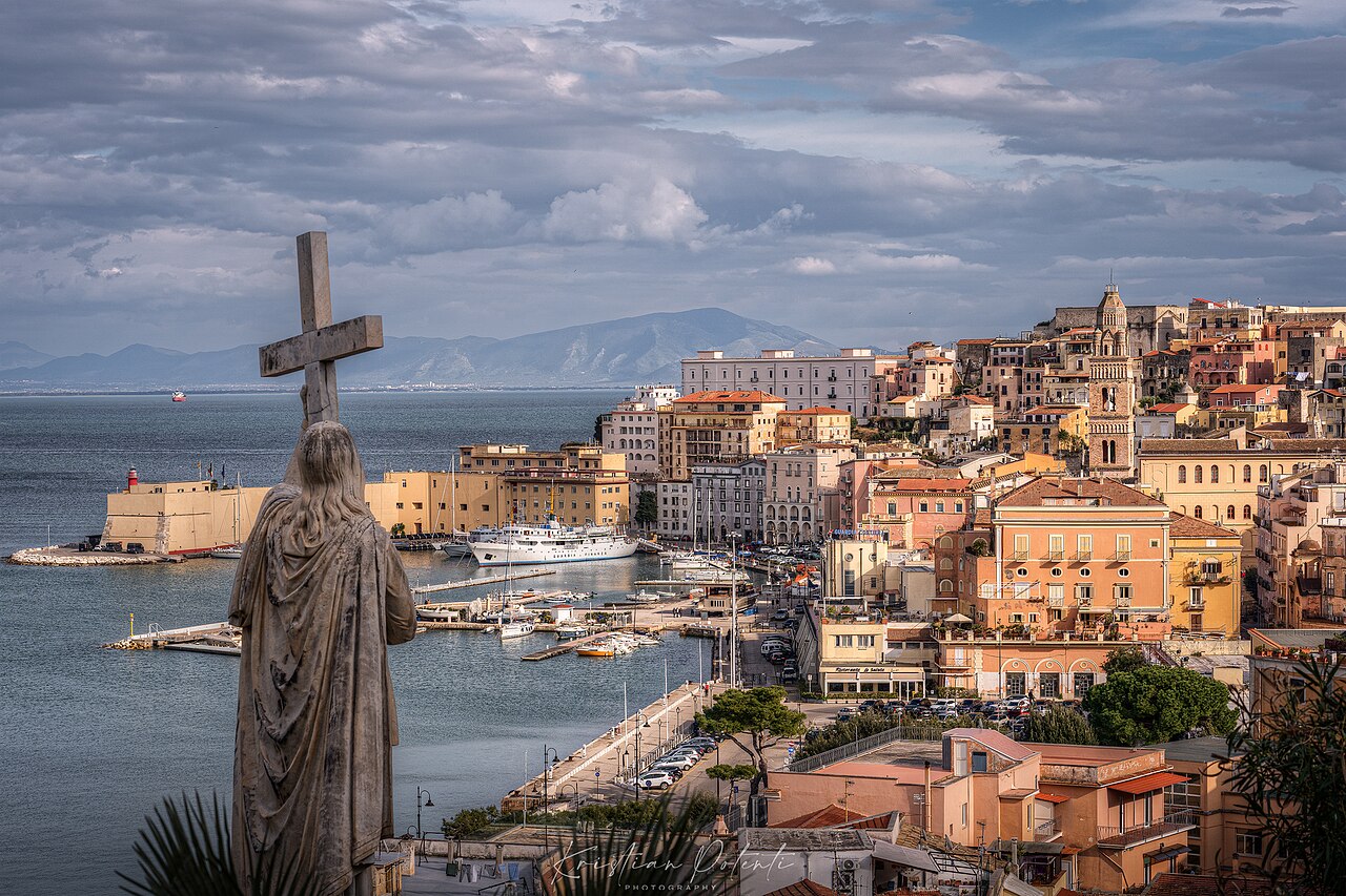 Formia: Bloccati al porto mentre vendevano camper rubato