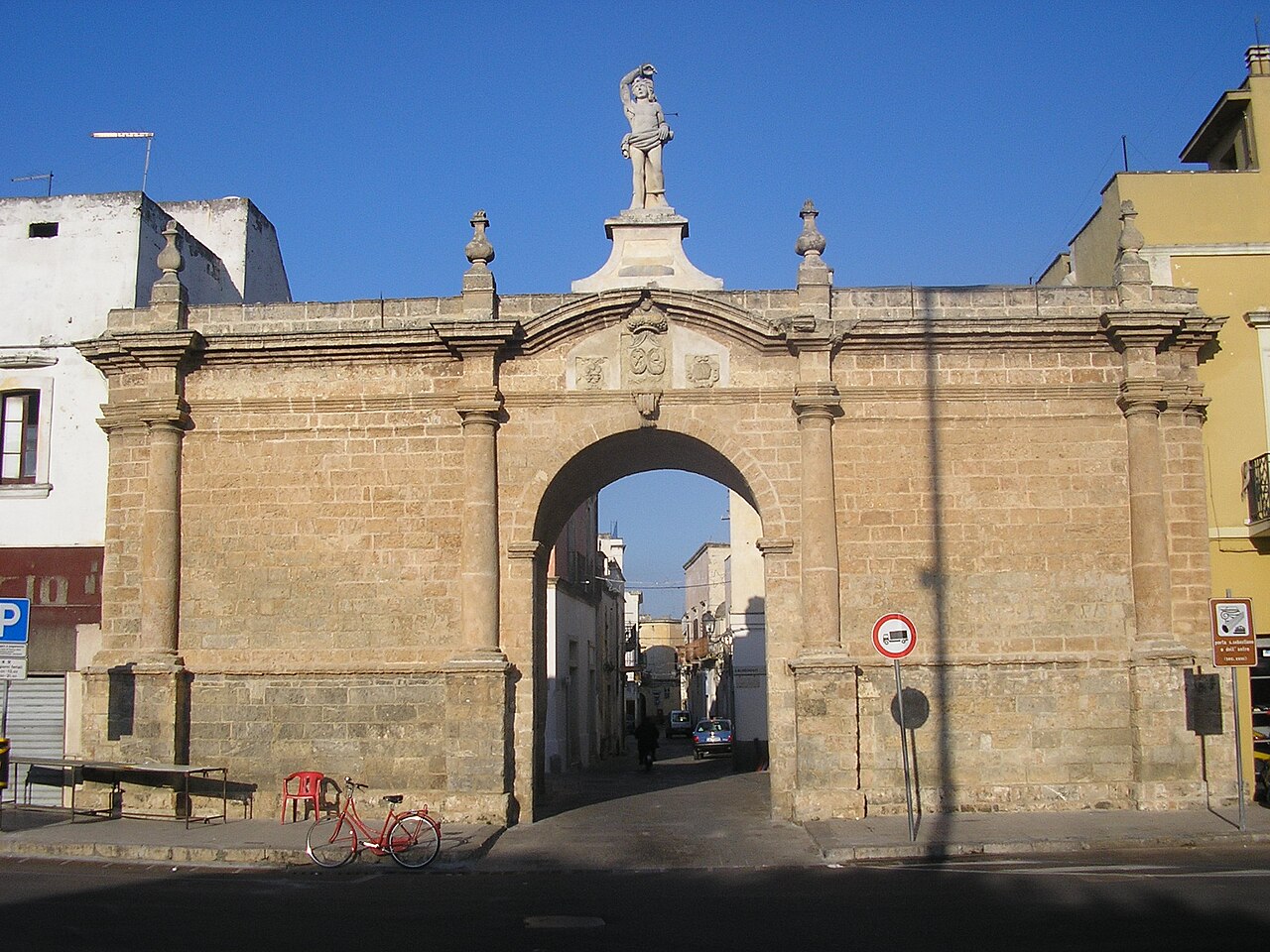 Galatone: la natura svela geometrie perfette con rugiada e ragnatela