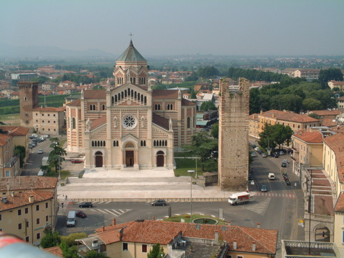 Auto fuori strada a Lonigo: giovane estratto dalle lamiere