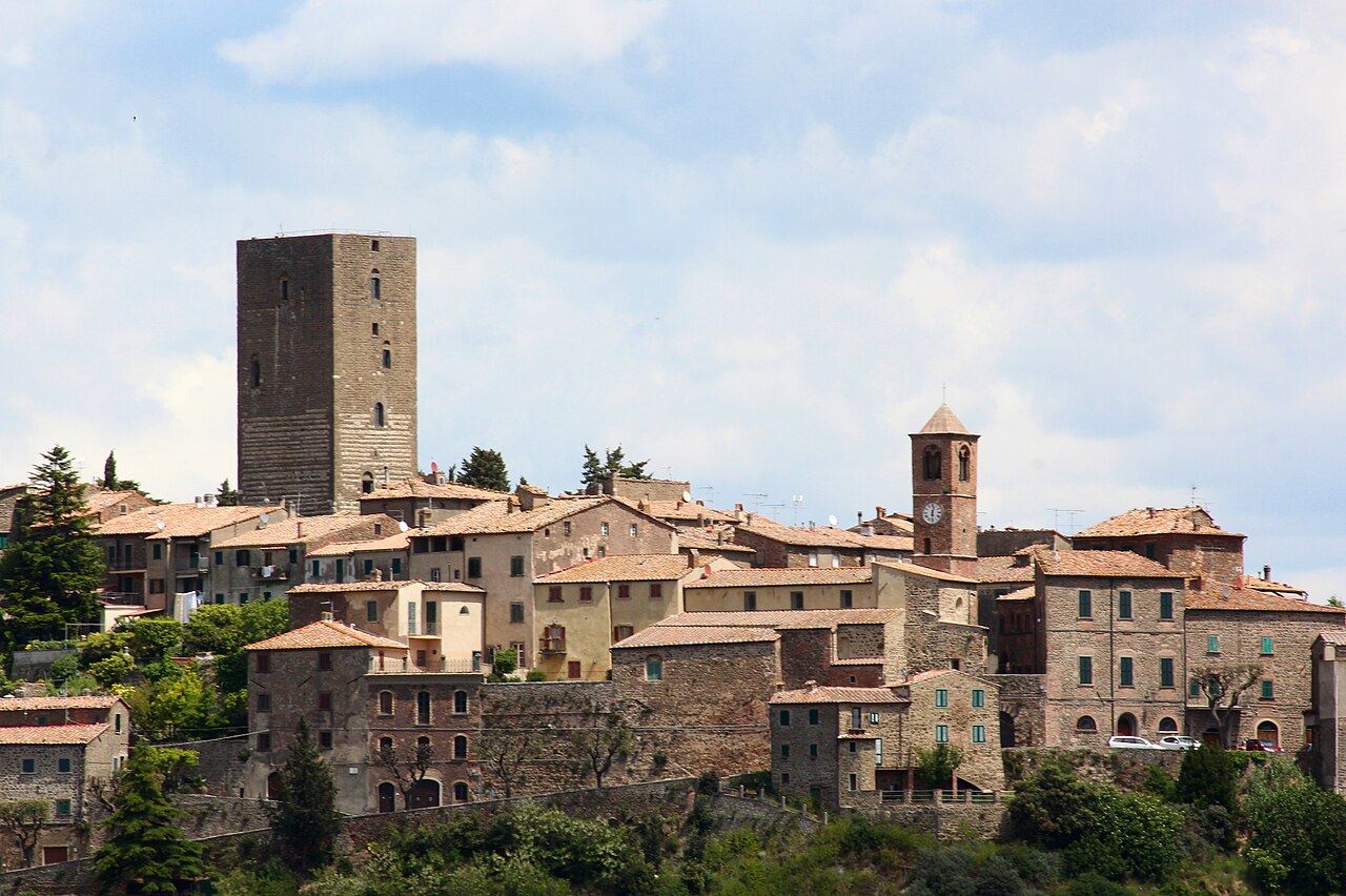Baby vandali scatenano terrore a Ponteginori: sassi e petardi contro una casa