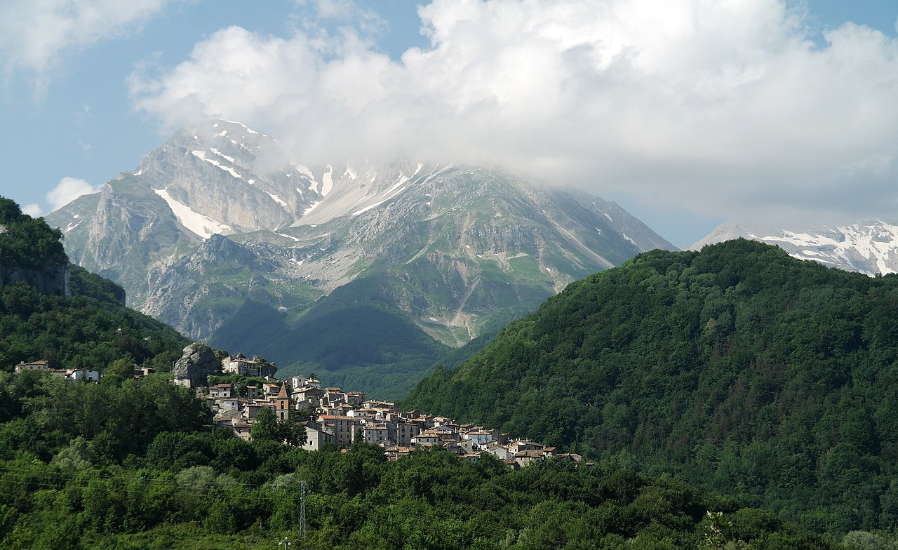 Prati di Tivo: slavina danneggia garage e blocca strada