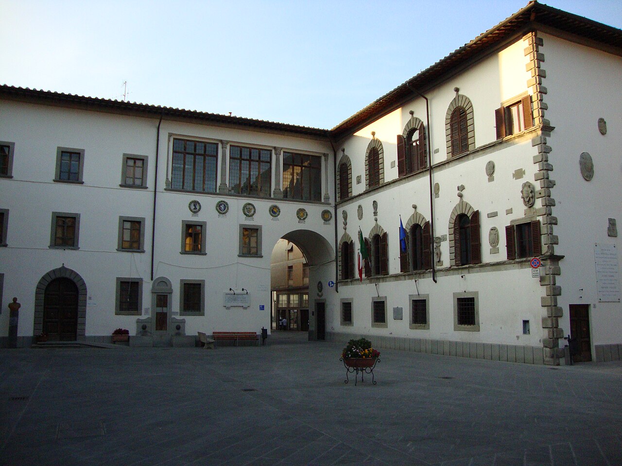 Rifiuti pericolosi: sequestro in azienda agricola