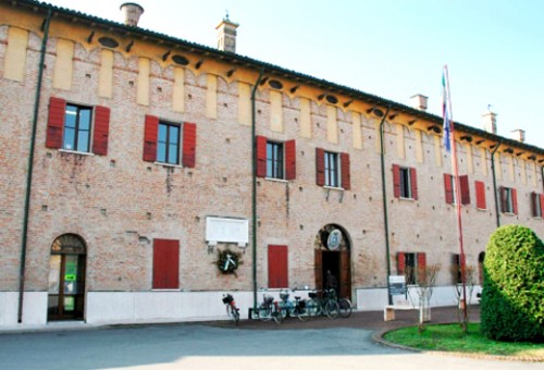 Rifiuti abbandonati: fosso trasformato in discarica