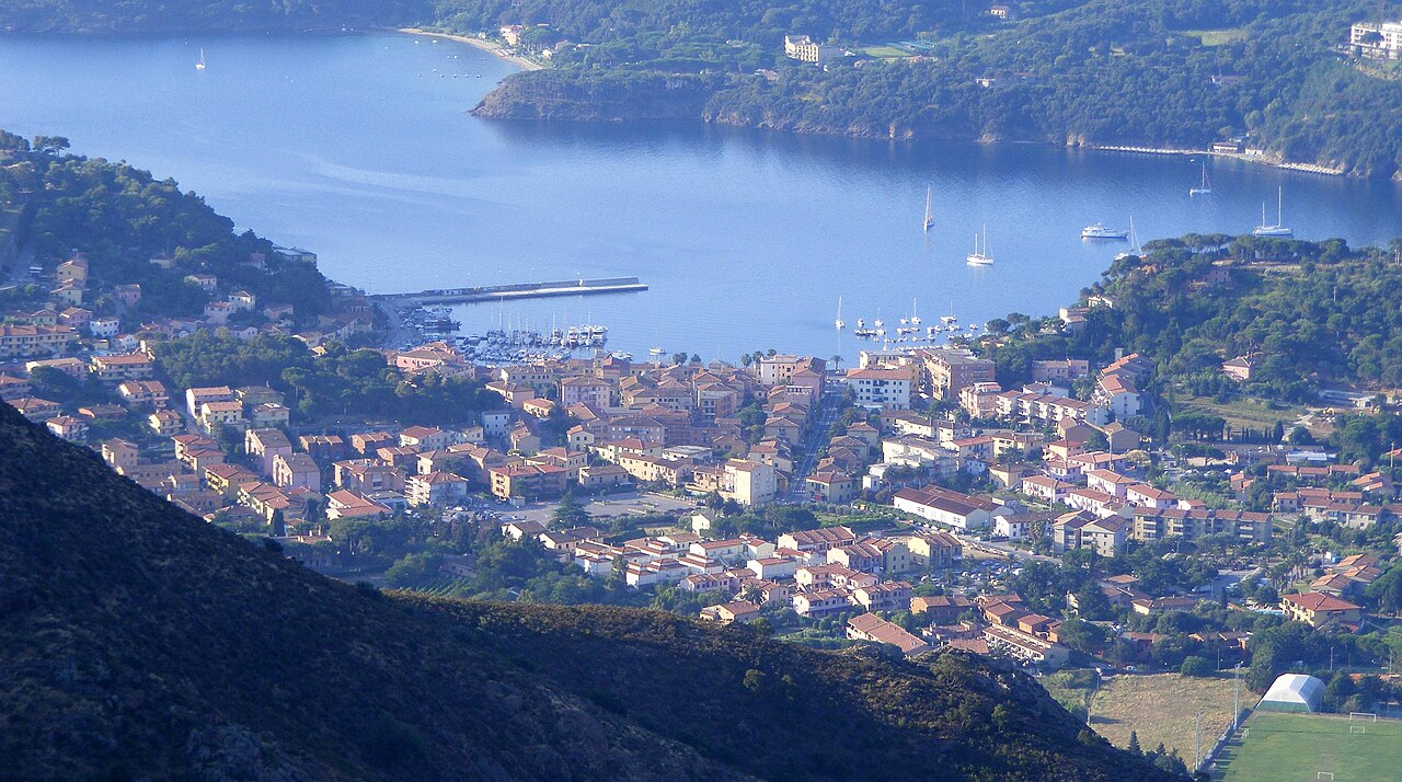 Porto Azzurro, incendio in una pizzeria: intervento dei vigili del fuoco