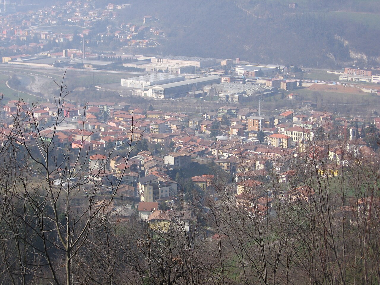 Pradalunga: Tir bloccato in curva, via Gritti chiusa