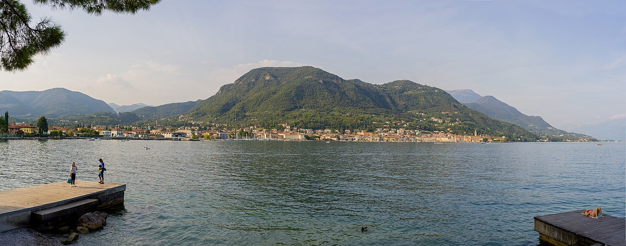 Natante abbandonato sul Garda: appello Guardia Costiera