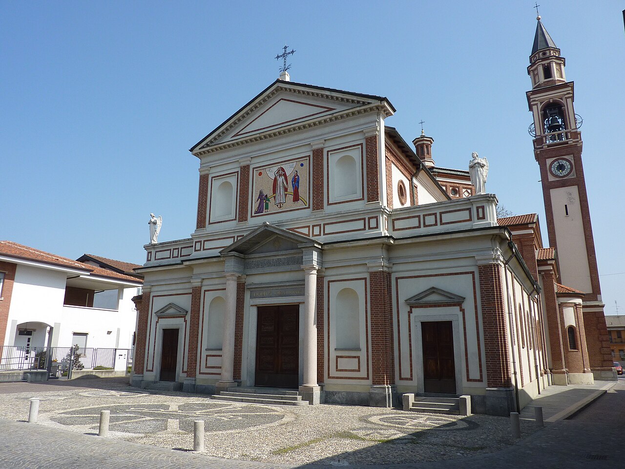 palloncini bianchi chiesa sagrato folla addio musica dolore persone giovani