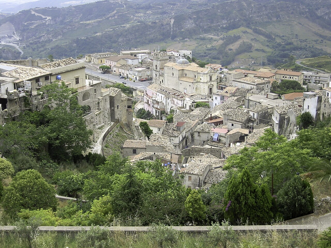 Frana a Stilo: abitazione e auto travolte, Vigili del Fuoco in azione