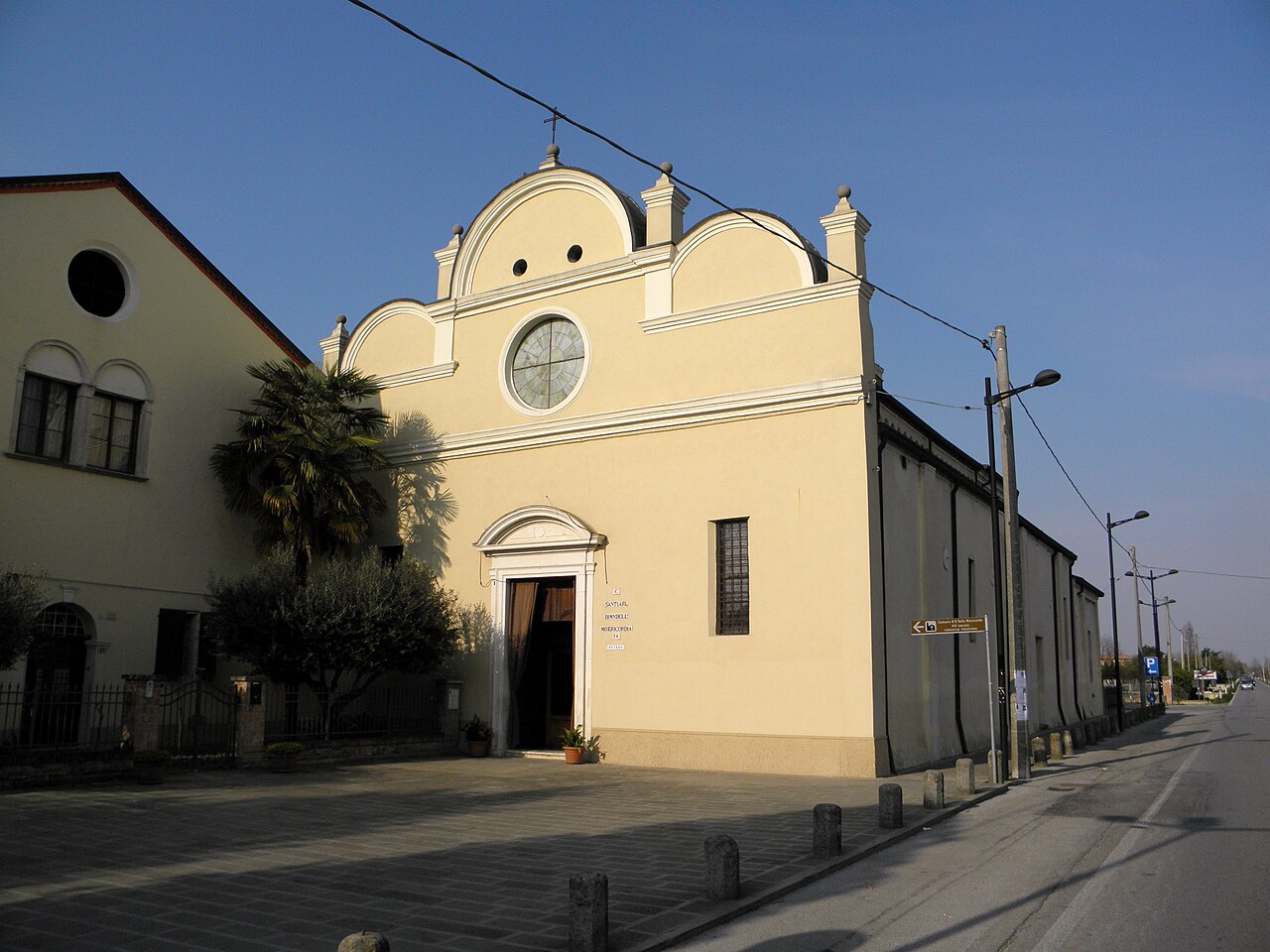 Fabbrica sigarette illegali scoperta a Castagnaro: 4 milioni al giorno