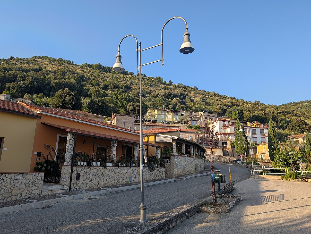 Incidente scuolabus a Villa Santa Lucia: 15 studenti coinvolti