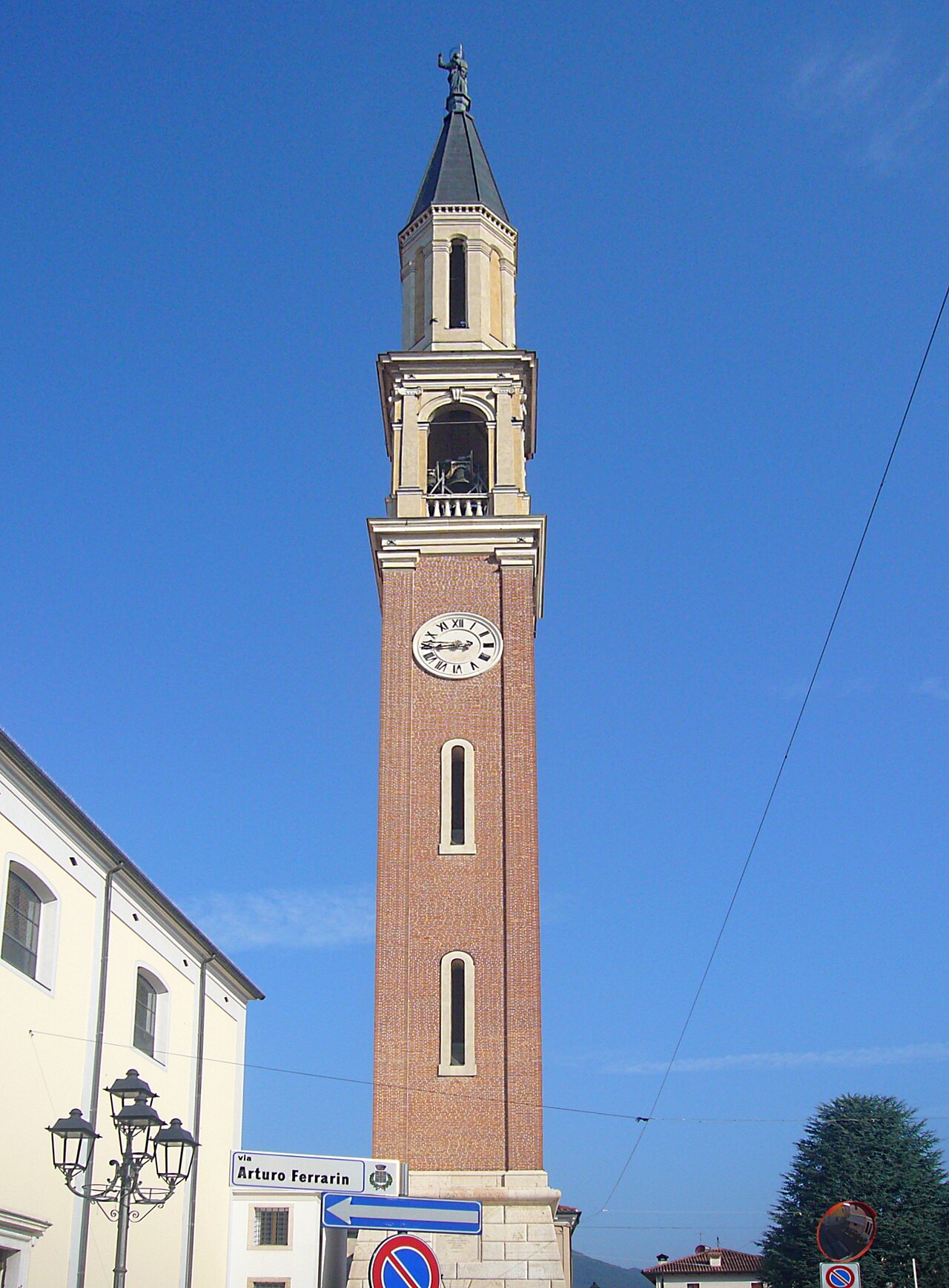 Incidente in azienda: sversamento acido, due operai feriti