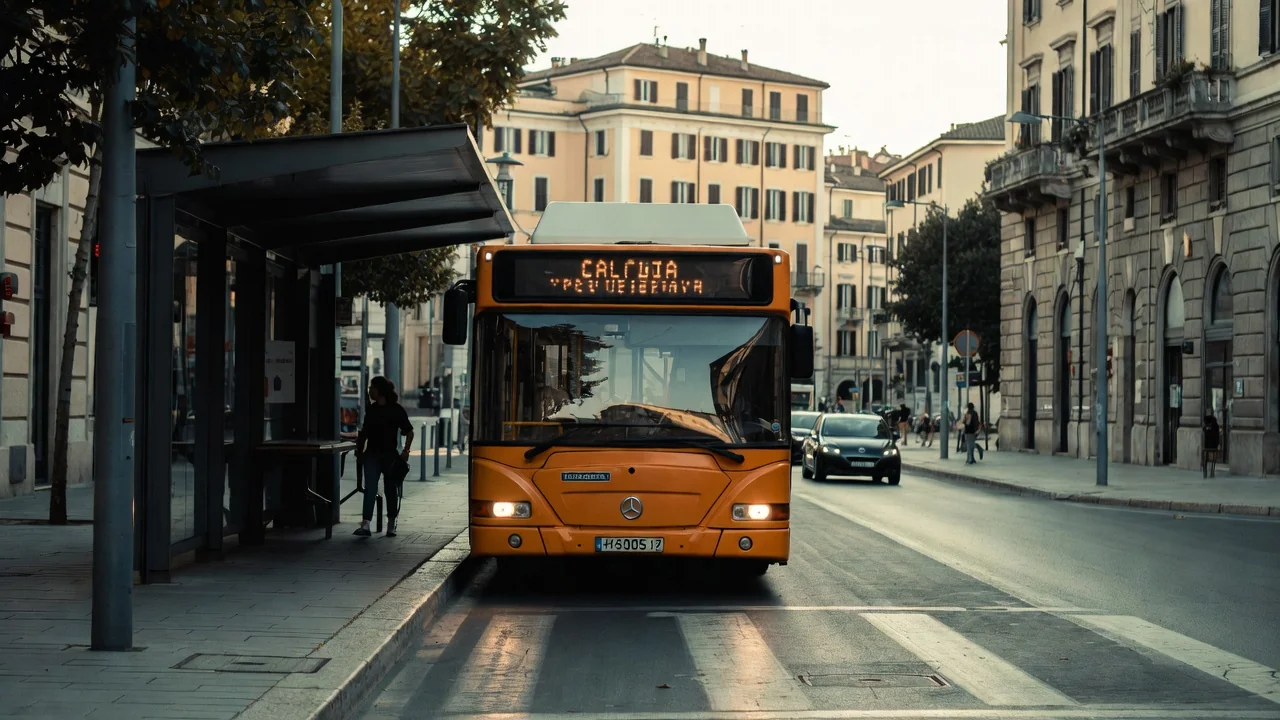 Donna investita da autobus a Bologna: gravissime condizioni