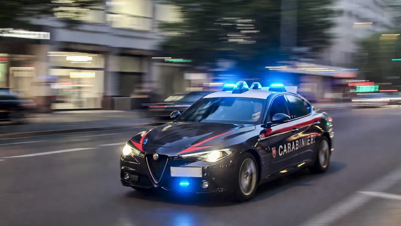 Ancona: Moglie al telefono sventa rapina in banca