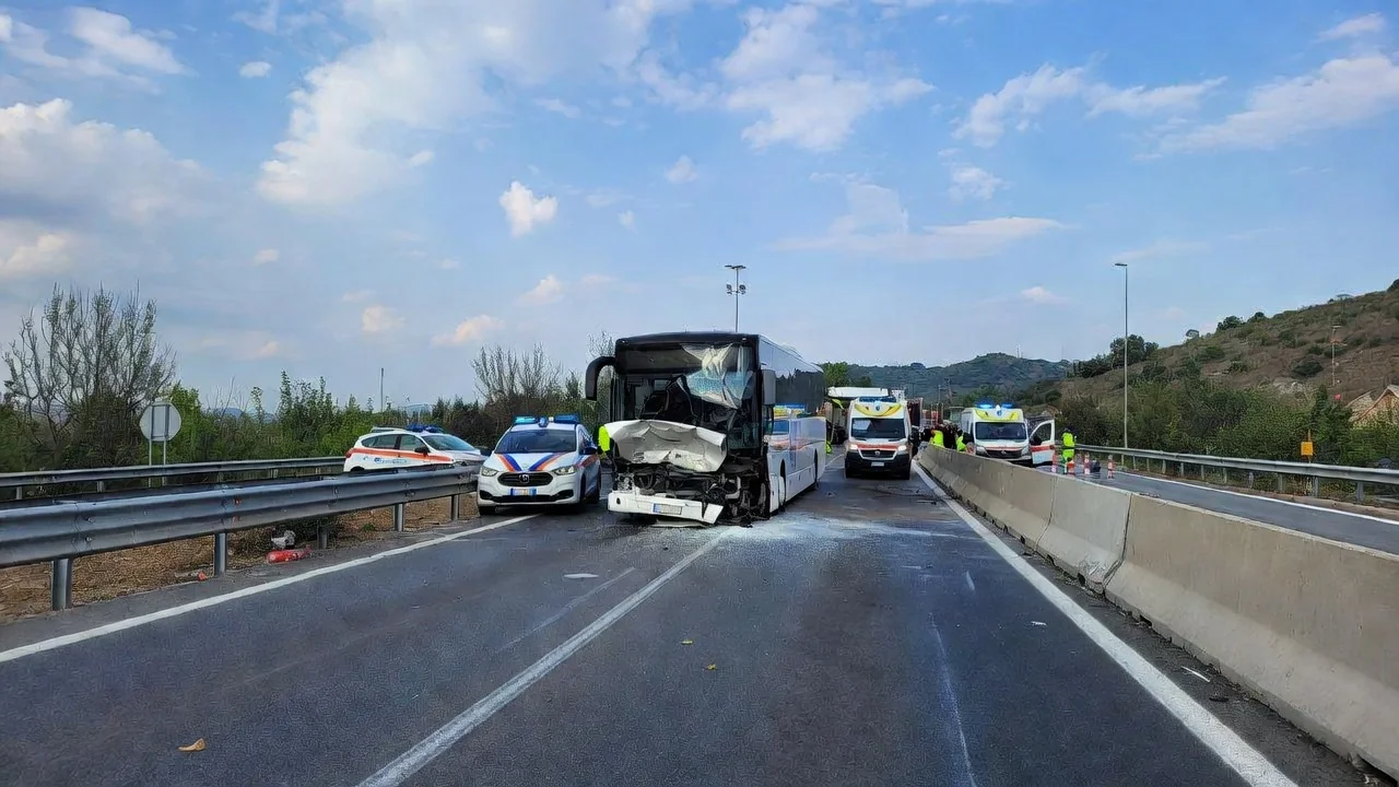 Bus con pellegrini bloccato dalla neve in Toscana
