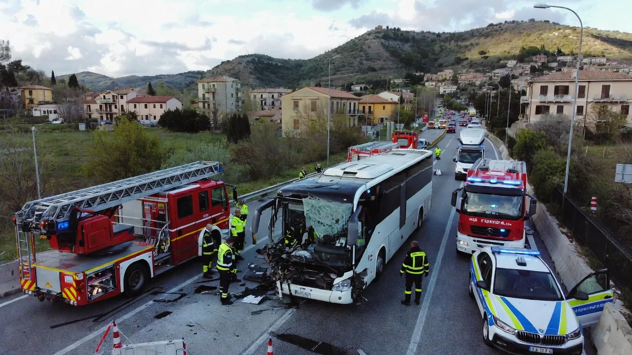 Bus con pellegrini bloccato dalla neve in Toscana
