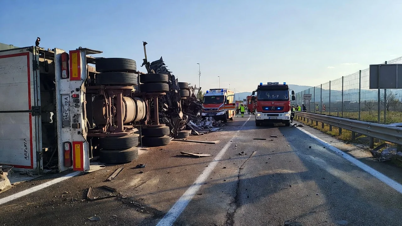 Incidente tra camion sull'A24: traffico bloccato