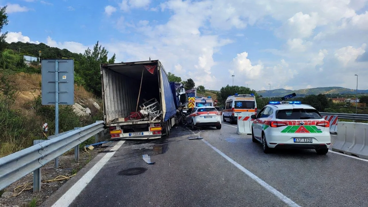 Incidente tra camion sull'A24: traffico bloccato