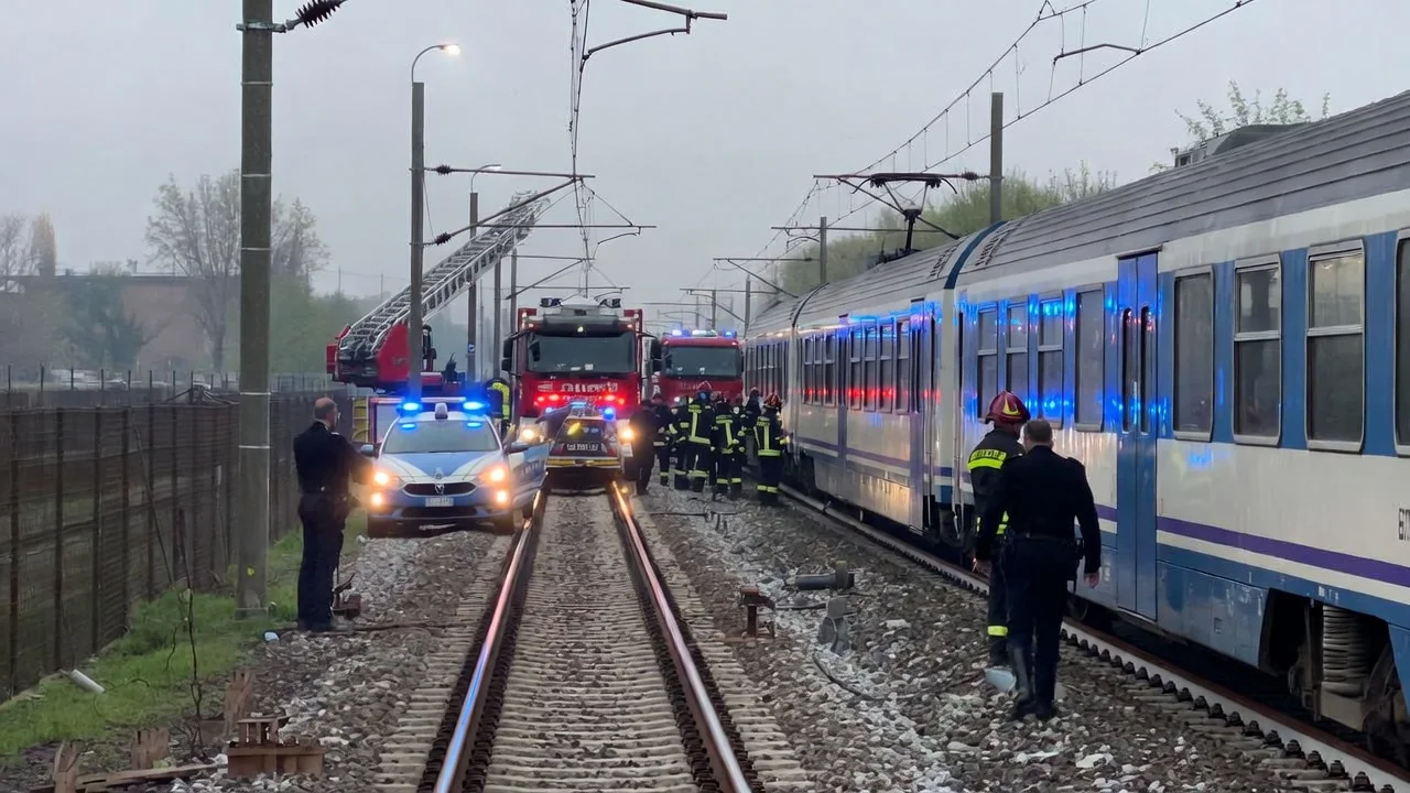Danneggia carrozza treno con martello: 26enne denunciato