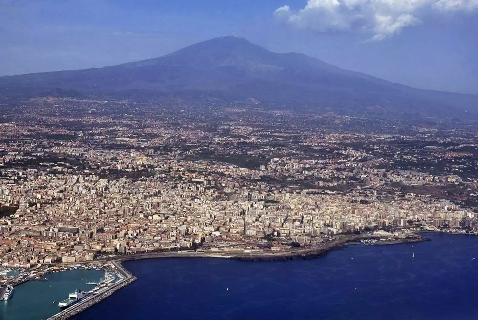 centro storico degrado urbano pavimentazioni danneggiate auto parcheggiate negozi vetrine sicurezza pubblica tristezza abbandono