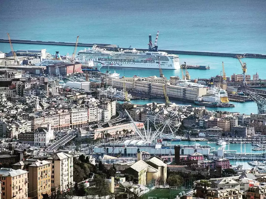 Genova palazzo storico Rolli fiume mare montagna sentiero escursionistico persone attività all'aperto sole