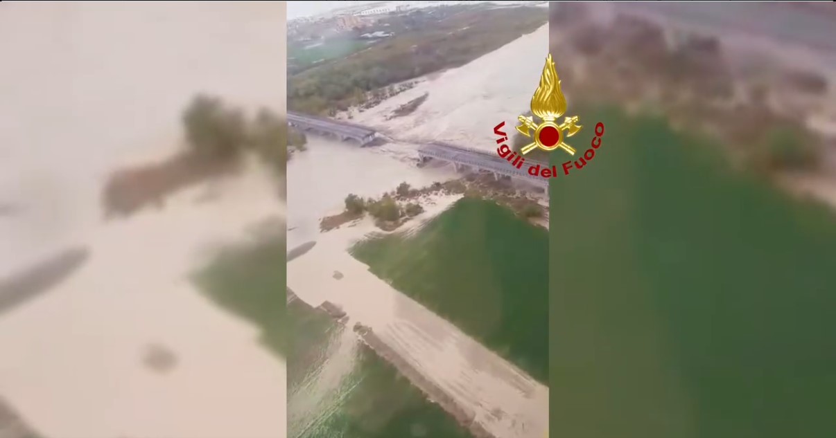 Ponte Trigno crollato: riprendono ricerche auto nel fiume