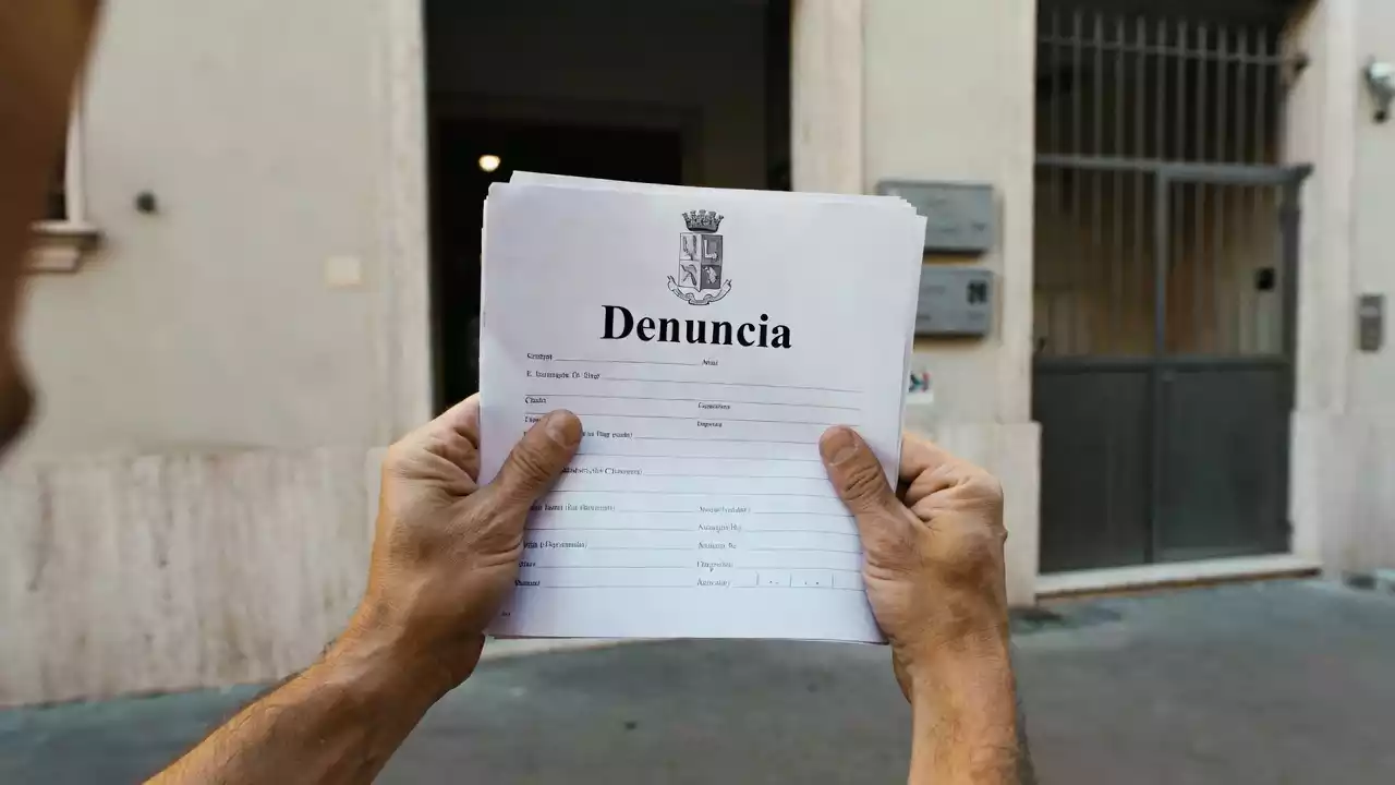 Bologna: scritte offensive e insulti durante corteo anti-museo