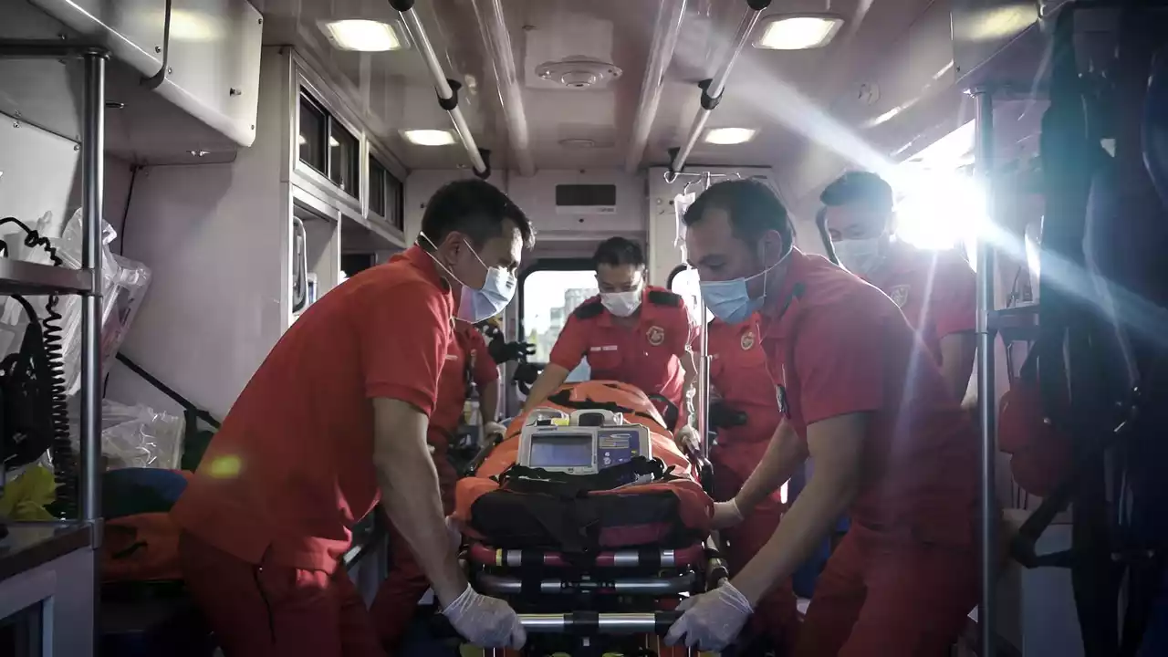 Donna partorisce in ambulanza vicino Milano