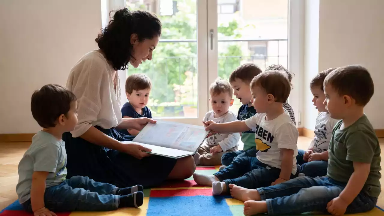 Como: giovani sul tetto del Duomo con drone