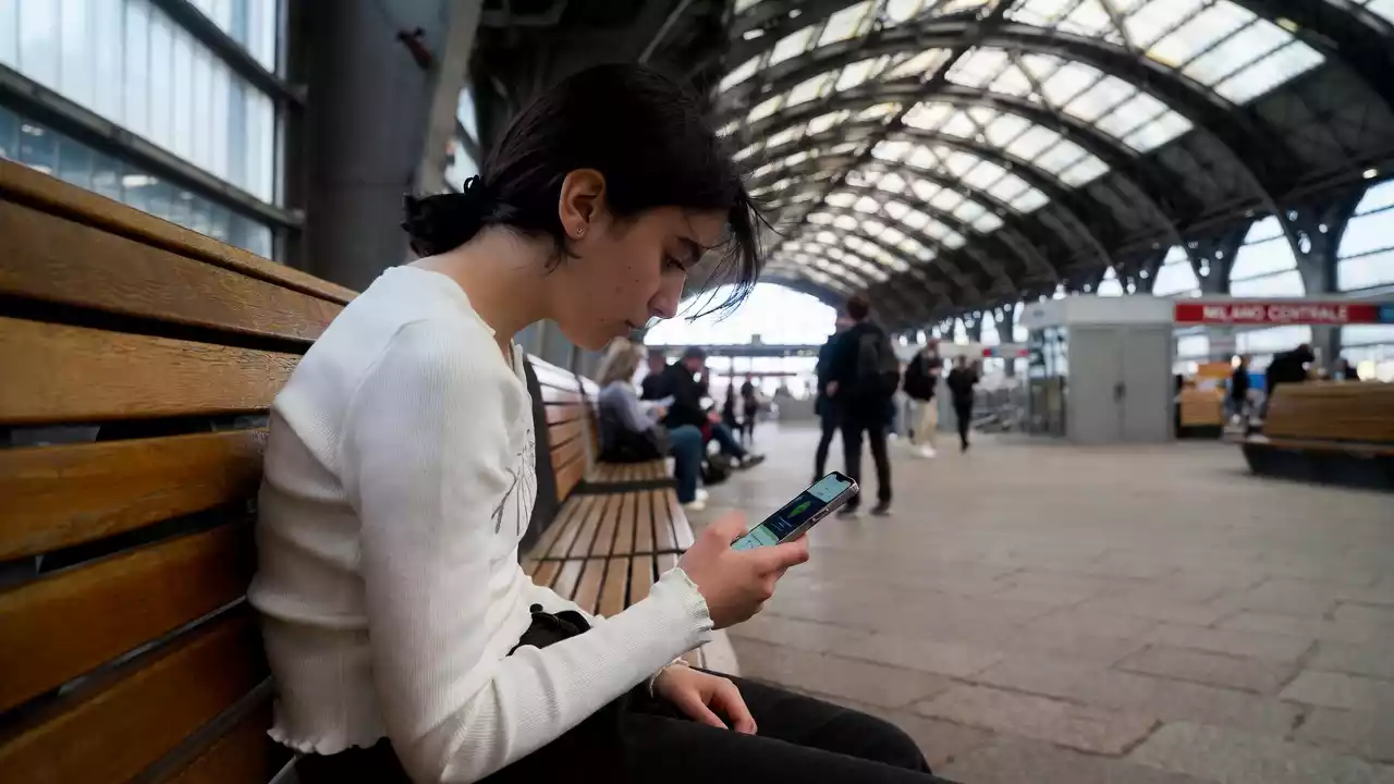 Roma, 17enne investe pedone dopo furto d'auto