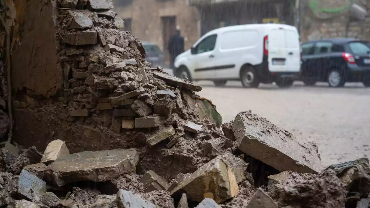 Foggia: ladro ripreso mentre forza auto in via Tito Serra