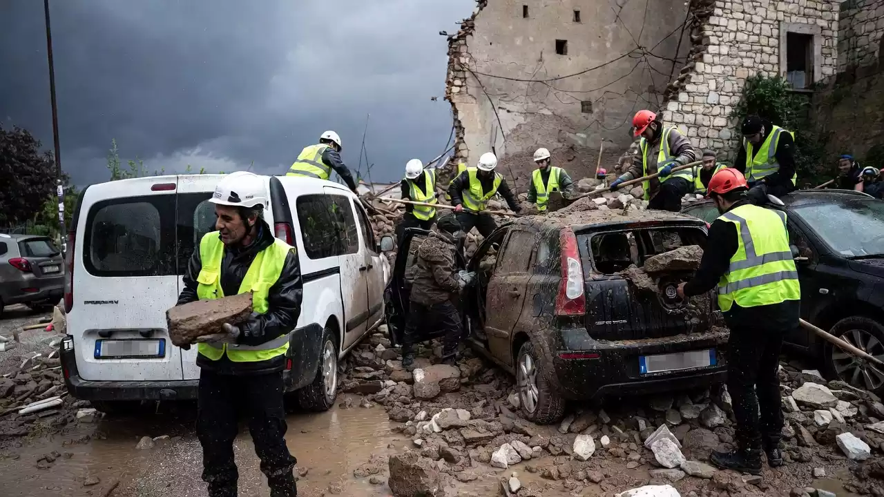 Mariano Comense: furgone in fiamme nel cortile all'alba