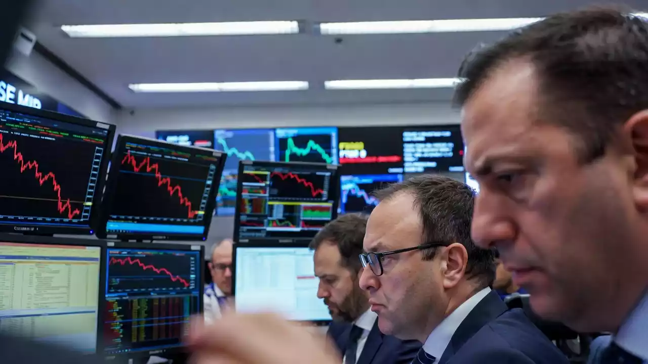 Borsa Milano estende guadagni, Stm in evidenza